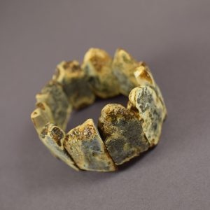 Masyvi naturalios formos gintarinė apyrankė iš nepoliruoto gintaro - Image 2