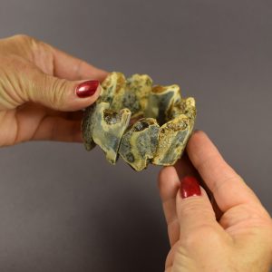 Masyvi naturalios formos gintarinė apyrankė iš nepoliruoto gintaro - Image 3