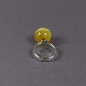 Stilingas reguliuojamas žiedas su gintaru – patogumas ir elegancija - Image 3