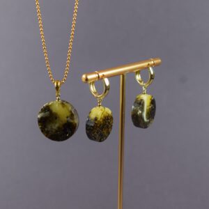 Gintariniai auskarai su pakabuku – elegancija, kuri pritraukia dėmesį - Image 2