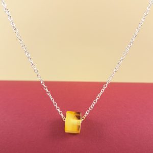 Išskirtinis gintarinis kubo formos pakabukas su elegantiška grandinėle - Image 2