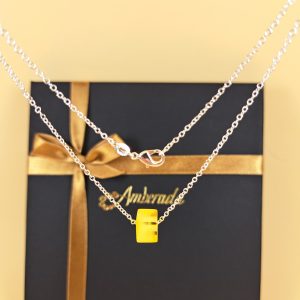 Išskirtinis gintarinis kubo formos pakabukas su elegantiška grandinėle - Image 3