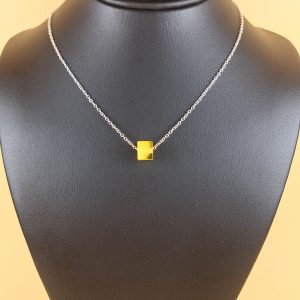 Išskirtinis gintarinis kubo formos pakabukas su elegantiška grandinėle - Image 1