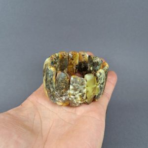 Išskirtinė Plati Gintarinė Apyrankė – Natūrali Elegancija - Image 2