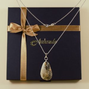 Gintarinis pakabukas „Žemės dvelksmas“ su elegantiška grandinėlė - Image 3