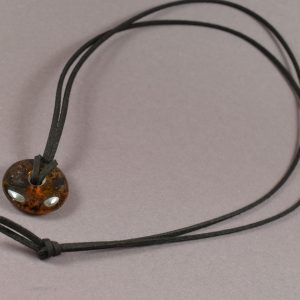 Natūralaus akmens pakabukas ant odinės virvelės – rankų darbo papuošalas - Image 2