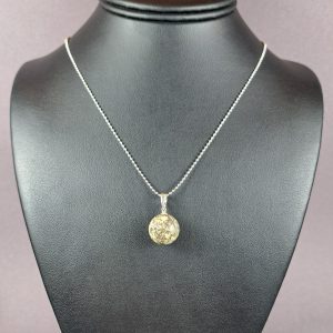Išskirtinis gintarinis rutuliuko formos pakabukas su elegantiška grandinėle - Image 1
