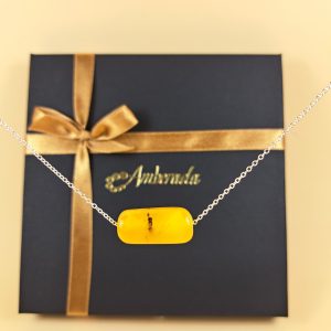 Išskirtinis gintarinis vamzdelio formos pakabukas su elegantiška grandinėle - Image 4