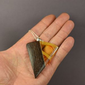 Elegantiškas, masyvus gintaro ir wenge medžio pakabukas - Image 3