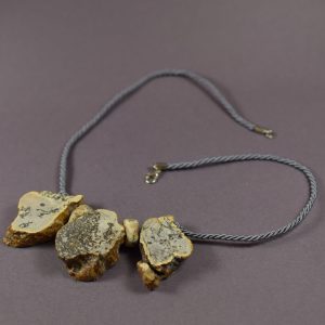 Gintarinis pakabukas iš naturalios formos gintaro gabalėlių - Image 3