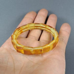 Naturalios formos gintarinė apyrankė su gamtos prisilietimu - Image 3