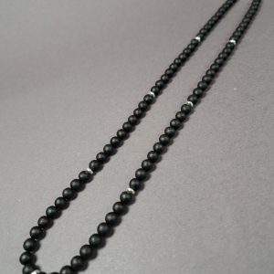 Gintariniai karoliai iš juodo gintaro su sidabriniais intarpais – rafinuota prabanga - Image 1