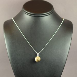 Minimalistinis gintarinis pakabukas „Putpelinis“ su elegantiška grandinėle - Image 3