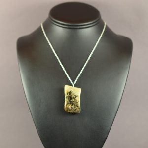 Natūralios formos gintarinis pakabukas su sidabrine grandinėle - Image 4