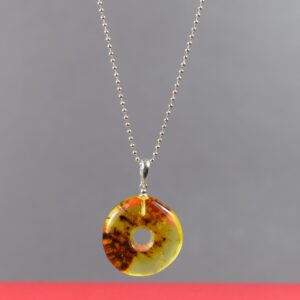 Gintarinis pakabukas tipo Donut su sidabrine grandinėle ✨ - Image 1