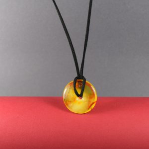 Natūralaus gintaro pakabukas „donut“ formos ant odinės virvelės - Image 1