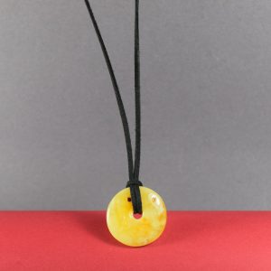 Gintarinis pakabukas „donut“ formos ant odinės virvelės - Image 3