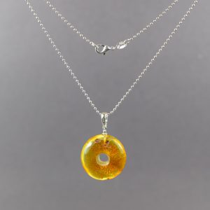 Gintarinis pakabukas tipo Donut su sidabrine grandinėle ✨ - Image 3