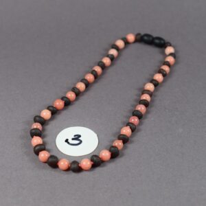 🧡 Vaikiški gintariniai karoliai su spalvotais akmenukais (32–33 cm) - Image 4