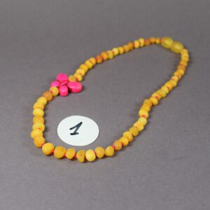 🧡 Vaikiški gintariniai karoliai su spalvotais akmenukais (32–33 cm) - Image 2