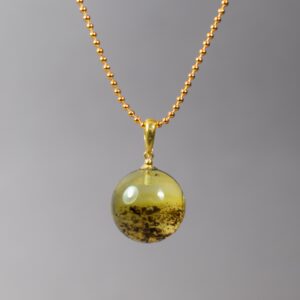 Gintarinis pakabukas - rutuliukas su paauksuota grandinėle ✨ - Image 1