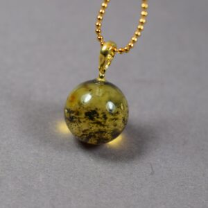 Gintarinis pakabukas - rutuliukas su paauksuota grandinėle ✨ - Image 4