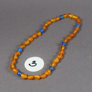 🧡 Vaikiški gintariniai karoliai su spalvotais akmenukais (32–33 cm) - Image 4