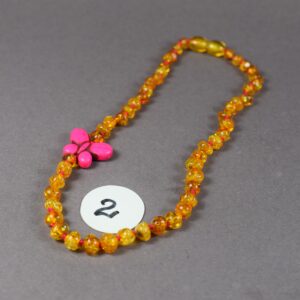 🧡 Vaikiški gintariniai karoliai su spalvotais akmenukais (32–33 cm) - Image 3