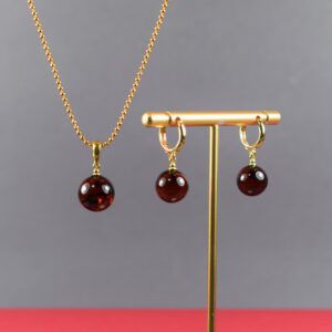 Tamsaus gintaro papuošalų komplektas „Vyšninė elegancija“ - Image 3