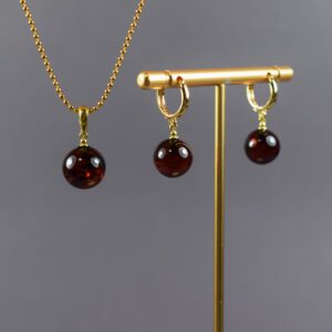 Tamsaus gintaro papuošalų komplektas „Vyšninė elegancija“ - Image 1