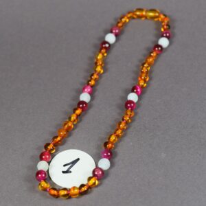 🧡 Vaikiški gintaro karoliai su spalvotais akmenukais (32–33 cm) - Image 3