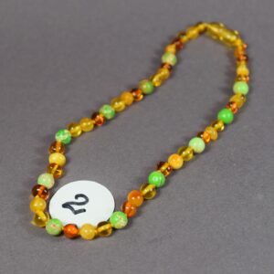 🧡 Vaikiški gintaro karoliai su spalvotais akmenukais (32–33 cm) - Image 4