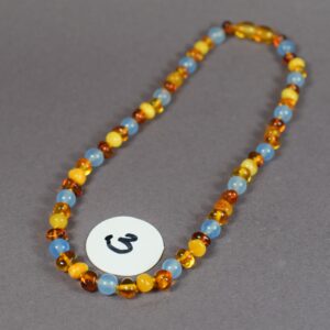 🧡 Vaikiški gintaro karoliai su spalvotais akmenukais (32–33 cm) - Image 5