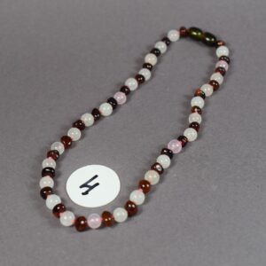 🧡 Vaikiški gintaro karoliai su spalvotais akmenukais (32–33 cm) - Image 6
