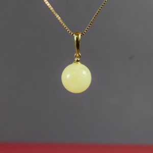 Baltas gintarinis pakabukas ant reguliuojamos paauksuotos grandinėlės ✨ - Image 1