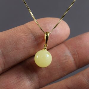 Baltas gintarinis pakabukas ant reguliuojamos paauksuotos grandinėlės ✨ - Image 3