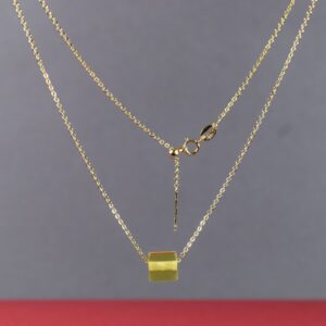 Minimalistinis gintarinis pakabukas – kubelio formos su paauksuota reguliuojama grandinėle ✨ - Image 3