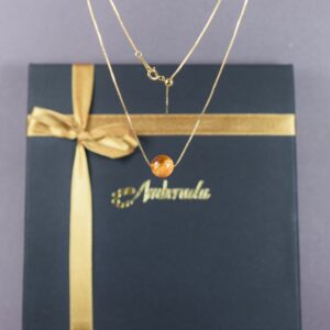 Gintarinis pakabukas – rutuliukas su grandinėle ✨ - Image 4